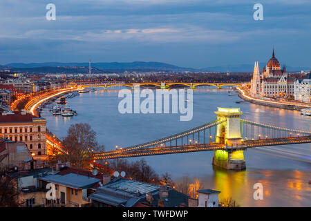 Nacht fällt auf der Donau in Budapest. Stockfoto