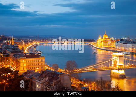 Nacht fällt auf der Donau in Budapest. Stockfoto