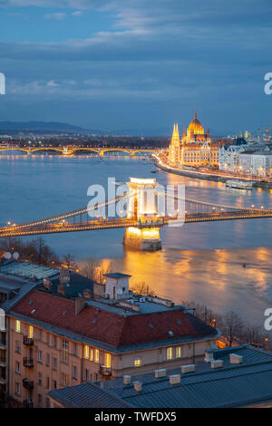 Nacht fällt auf der Donau in Budapest. Stockfoto