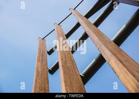 Mailand, Italien, 4. MAI 2019.: abstrakte Moderne Glas finanzielle Skyscraper Architektur Detail. Moderne architektonische Konstruktion von Holzlatten mit Halbpension Stockfoto