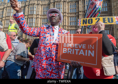 Menschen versammeln sich an einem Pro Brexit Demonstration am Parliament Square in London. Stockfoto