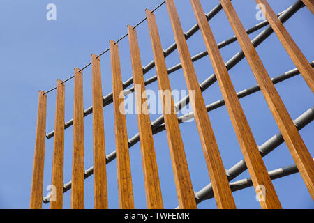 Mailand, Italien, 4. MAI 2019.: abstrakte Moderne Glas finanzielle Skyscraper Architektur Detail. Moderne architektonische Konstruktion von Holzlatten mit Halbpension Stockfoto
