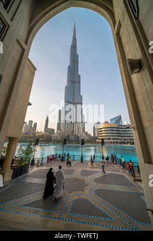 Der Burj Dubai ist durch eine elegante Torbogen gestaltet als eine Familie unter geht. Stockfoto