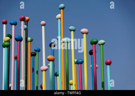 Mailand, Italien, 4. MAI 2019.: Low Angle bunte dünne Stangen gegen den blauen Himmel. Positive und hellen Hintergrund Konzept. Abstrakte moderne Glas Finanzielle Stockfoto