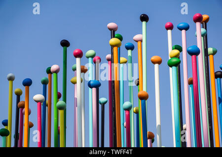 Mailand, Italien, 4. MAI 2019.: Low Angle bunte dünne Stangen gegen den blauen Himmel. Positive und hellen Hintergrund Konzept. Abstrakte moderne Glas Finanzielle Stockfoto