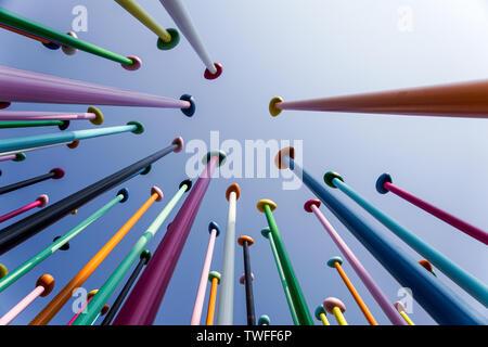 Mailand, Italien, 4. MAI 2019.: Low Angle bunte dünne Stangen gegen den blauen Himmel. Positive und hellen Hintergrund Konzept. Abstrakte moderne Glas Finanzielle Stockfoto