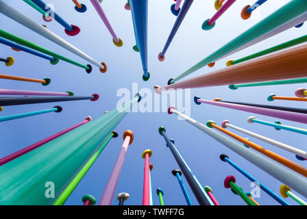 Mailand, Italien, 4. MAI 2019.: Low Angle bunte dünne Stangen gegen den blauen Himmel. Positive und hellen Hintergrund Konzept. Abstrakte moderne Glas Finanzielle Stockfoto