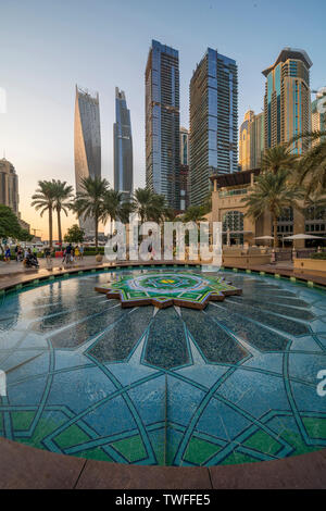 Eine Arabische Fliesen- Brunnen in der Dubai Marina. Stockfoto