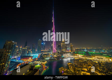 Der Burj Khalifa leuchtet von seinem Fuß bis zu seinen 2700 ft Pinnacle mit Optimismus für das neue Jahr. Stockfoto