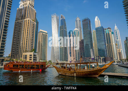 Die traditionelle arabische Dhaus Kontrast das antike und das moderne in der futuristischen Stadt Dubai in den Vereinigten Arabischen Emiraten. Stockfoto