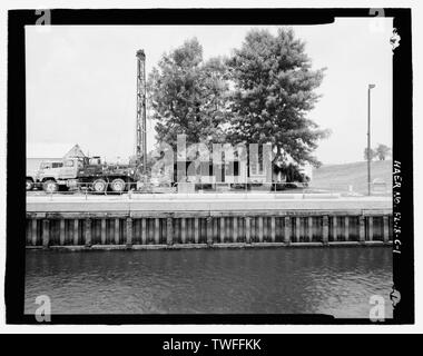 Planare ANSICHT VON VORNE (OST) AN DER SEITE DES LOCKTENDER'S HAUS UND BÜRO, MIT SCHLOSS IM VORDERGRUND, Blick nach Osten - Moore Haven Lock, Lock Angebot des Cross-State House-Office, Kanal, Okeechobee Intracoastal Waterway, Moore Haven, Glades County, FL Stockfoto