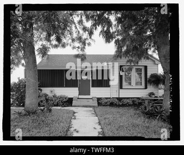 Planare ANSICHT VON VORNE (OST) AN DER SEITE DES LOCKTENDER'S HAUS UND BÜRO, BLICK RICHTUNG WESTEN - Moore Haven Lock, Lock Angebot des Cross-State House-Office, Kanal, Okeechobee Intracoastal Waterway, Moore Haven, Glades County, FL Stockfoto