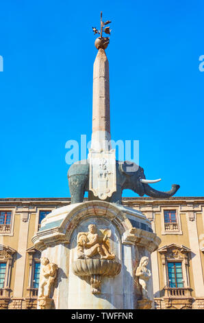 Schwarz elpehant mit Obelisk auf der Piazza del Duomo in Catania - Symbol der Stadt Catania, Italien. Von dem Architekten Giovanni Battista Vaccarin erstellt Stockfoto