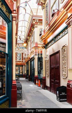 London, Großbritannien - 14 Mai, 2019: Innenansicht des Leadenhall Market. Ursprünglich ein Fleisch, Geflügel und Wild Markt, ist es heute eine Reihe von Boutique ret Stockfoto