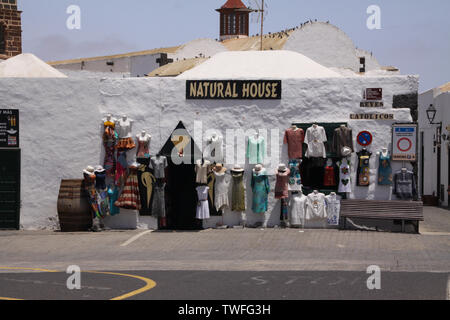 TEGUISE, LANZAROTE - juin 2013 3. 2019: Blick auf Shop mit Kleidung an der weißen Wand hängen Stockfoto