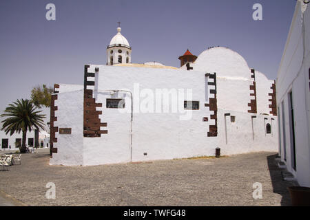 TEGUISE, LANZAROTE - juin 2013 3. 2019: Blick über Square auf der Fassade der traditionellen weißen Haus Stockfoto