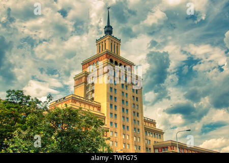 Prag Juni 20, 2019 - Hotel International Prag unter sonnigen Tag und die Wolken mit warmem Licht hdr Stockfoto