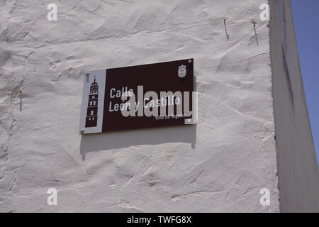 TEGUISE, LANZAROTE - juin 2013 3. 2019: In der Nähe der alten Straße Zeichen auf weiße Wand Stockfoto