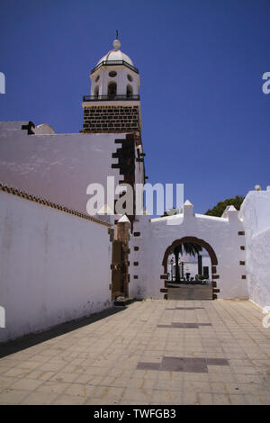 TEGUISE, LANZAROTE - juin 2013 3. 2019: Blick auf weiße Kirche mit Glockenturm gegen den blauen Himmel Stockfoto