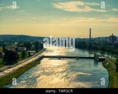 Luftaufnahme der Moldau mit Troja Bridge im Hintergrund in Prag unter sonnigen Tag des Sommers Stockfoto