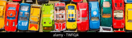 Panoramablick Web Banner overhead Foto von alten Spielzeugautos, panorama Header Image Stockfoto