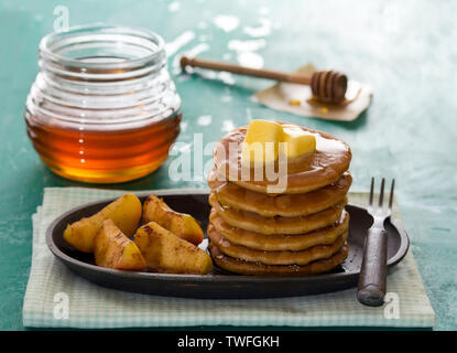 Vollkornpfannkuchen mit Äpfeln, Zimt, Honig und Butter Stockfoto