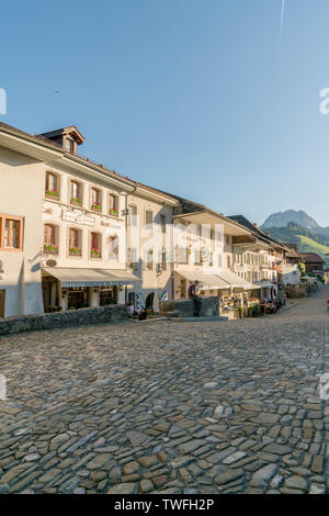 Gruyeres, VD/Schweiz - vom 31. Mai 2019: Die historischen mittelalterlichen Dorf Gruyeres Schweiz mit vielen Touristen Stockfoto