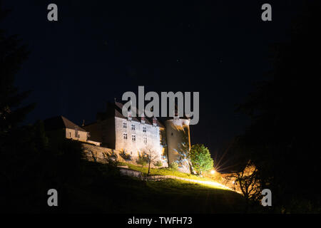 Greyerz, VD/Schweiz - vom 31. Mai 2019: Das historische Schloss Greyerz im Schweizer Kanton Waadt bei Nacht Stockfoto