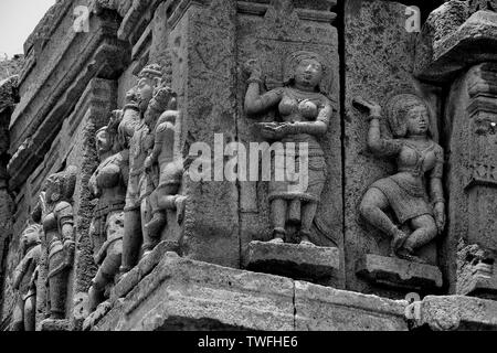 Geschnitzte götzen an der Außenwand eines Tempels, in der Nähe von Palasdev Tempel, Ujani Dam, Maharashtra, Indien Stockfoto