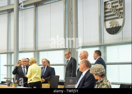 Magdeburg, Deutschland. Juni, 2019 20. Michael Richter (CDU, l), Minister der Finanzen des Landes Sachsen-Anhalt, schwört seinen Amtseid im Landtag vor den Mitgliedern des Parlaments. Bevor er als Finanzminister vereidigt wurde, hatte er Finanzminister vom Premierminister ernannt worden. Credit: Klaus-Dietmar Gabbert/dpa-Zentralbild/ZB/dpa/Alamy leben Nachrichten Stockfoto