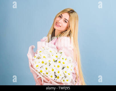 Schöne Frau mit daisy flower bouquet. Muttertag. Frühling und Sommer. alles Gute zum Geburtstag. Marguerite. Blumenhändler in Blumenladen. Tag der Frauen. Hübsches Mädchen. Gefahr in einer Vase. Unmöglich Duft. Stockfoto