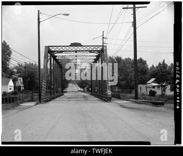 PORTAL BLICK NACH OSTEN, Traversen, Portal, STRUTS, Bürgersteige, FAHRBAHNEN UND GELÄNDER - Dritte Straße südöstlich Brücke, Spanning Nimishillen Creek, Kanton, Stark County, OH Stockfoto