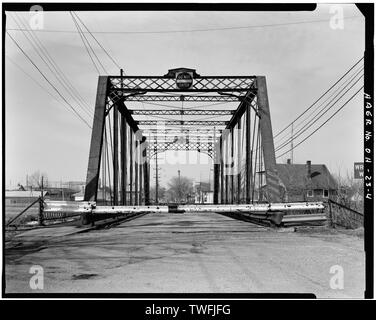 PORTAL BLICK NACH WESTEN ZEIGT BARRIKADE ERRICHTET ZU SCHLIESSEN Brücke, errichtet 1981 - Dritte Straße südöstlich Brücke, Spanning Nimishillen Creek, Kanton, Stark County, OH Stockfoto