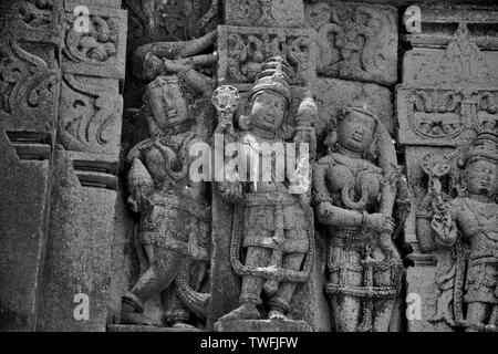 Geschnitzte götzen an der Außenwand eines Tempels, in der Nähe von Palasdev Tempel, Ujani Dam, Maharashtra, Indien Stockfoto