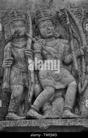 Geschnitzte götzen an der Außenwand eines Tempels, in der Nähe von Palasdev Tempel, Ujani Dam, Maharashtra, Indien Stockfoto