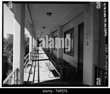 Vorhalle an der Südseite, aus der Nähe von Eingang, Blick nach Westen. - Oakland Naval Supply Center, Verwaltung Building-Cafeteria, östlich der Straße zwischen D und E Straßen, Oakland, Alameda County, CA Stockfoto