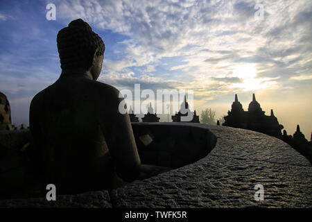 Buddha Statuen im Tempel Borobudur, Magelang, Zentraljava, Indonesien Stockfoto