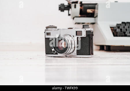 Alte Filmkamera auf weißem plank Hintergrund. Schreibmaschine Auf dem Hintergrund. Vintage Foto. Stockfoto