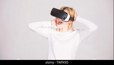 Junge Frau berühren die Luft während der VR-Erfahrung begeistert. Eine Person in virtuellen Gläser Fliegen im Zimmer Platz. Frau aufgeregt mit 3D-Brille. VR digital