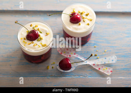 Kirsch-Gelee mit Sahne, Pistazie und Kirsche auf Top dessert Stockfoto