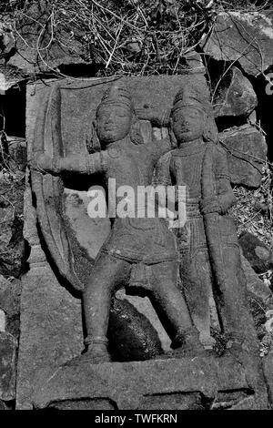 Geschnitzte götzen an der Außenwand eines Tempels, in der Nähe von Palasdev Tempel, Ujani Dam, Maharashtra, Indien Stockfoto