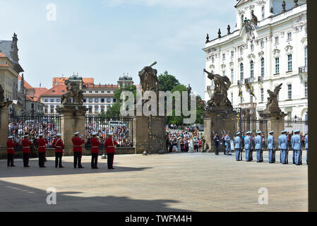 Den Wachwechsel Zeremonie am ersten Innenhof der Prager Burg, Prag, Tschechische Republik Stockfoto