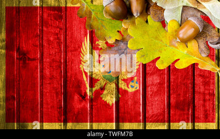 Montenegro Flagge auf Herbst Holz- Hintergrund mit Blättern und guter Platz für Ihren Text. Stockfoto