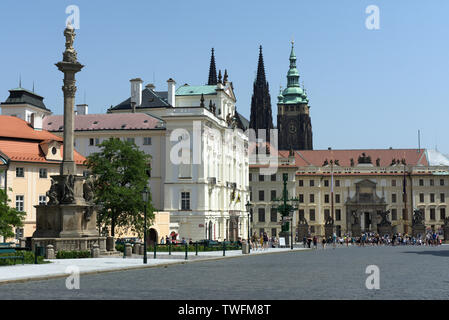 Blick auf den Hradschin Platz und ersten Innenhof und Matthias Tor der Prager Burg, in der Tschechischen Republik Stockfoto