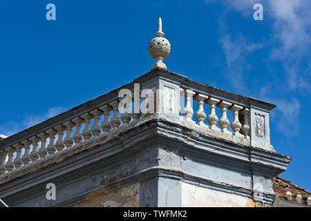 Dekorative Elemente eines alten Hauses in der Stadt Tavira. Portugal. Stockfoto