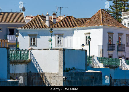 Häuser entlang der Ufer des Fluss Gilao in Tavira, Algarve, Portugal Stockfoto