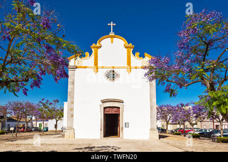 Ermida De São Sebastião und ein Jacaranda mimosifolia in Tavira, Algarve, Portugal Stockfoto