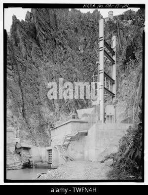 POWERHOUSE (1984 gebaut) neben WEST WIDERLAGER der DAM. Ansicht Südost. - Owyhee Dam, über Owyhee Fluss, Nyssa, Malheur County, ODER Stockfoto