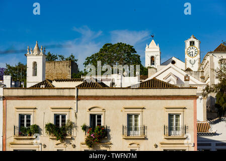 Häuser entlang der Ufer des Fluss Gilao und Santa Maria do Castelo Kirche in Tavira, Algarve, Portugal Stockfoto