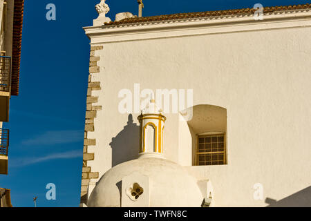 Die Igreja de Santiago Kirche liegt im Süden der Burg von Tavira, Tavira, Algarve, Portugal Stockfoto